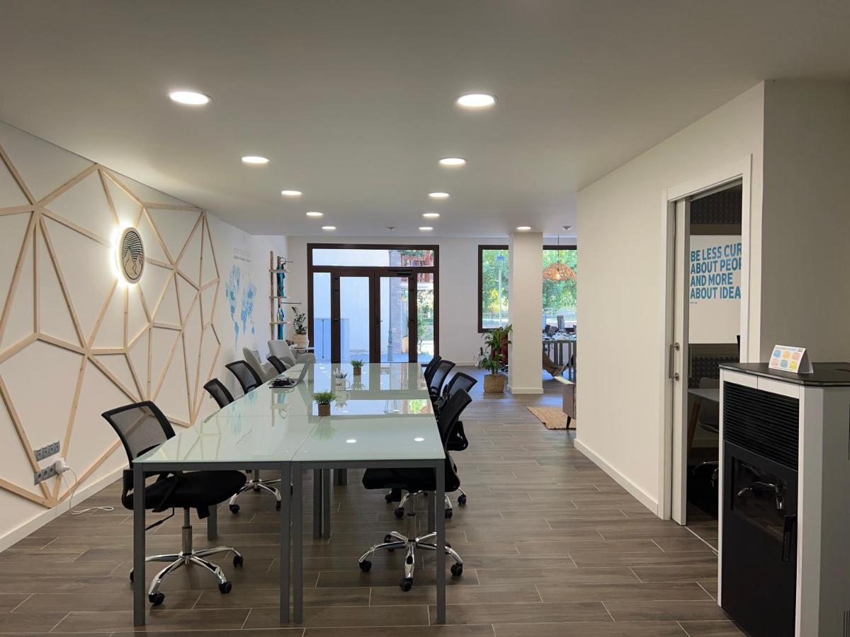 Espot Cowork & Apartments - L'Amfitriona Eksteriør billede